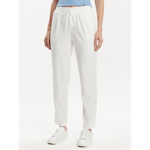 Vero Moda Spodnie materiałowe Jesmilo 10279691 Biały Regular Fit ze sklepu MODIVO w kategorii Spodnie damskie - zdjęcie 182613188