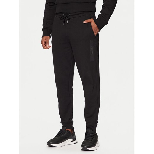 Calvin Klein Spodnie dresowe K10K113838 Czarny Regular Fit ze sklepu MODIVO w kategorii Spodnie męskie - zdjęcie 182613619