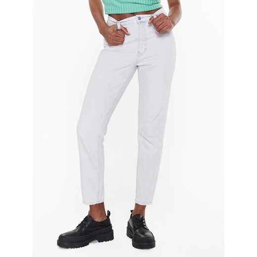 Calvin Klein Jeans Jeansy J20J220859 Biały Mom Fit ze sklepu MODIVO w kategorii Jeansy damskie - zdjęcie 182614267