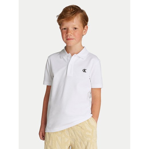 Calvin Klein Jeans Polo Essential IB0IB02486 Biały Regular Fit ze sklepu MODIVO w kategorii T-shirty chłopięce - zdjęcie 182614308