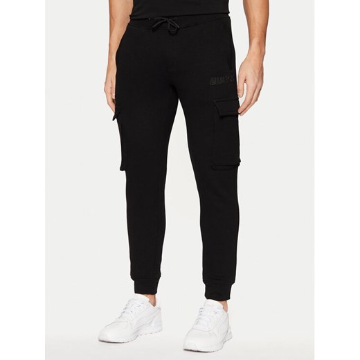 Guess Spodnie dresowe Z4YB08 K9V31 Czarny Regular Fit ze sklepu MODIVO w kategorii Spodnie męskie - zdjęcie 182614818