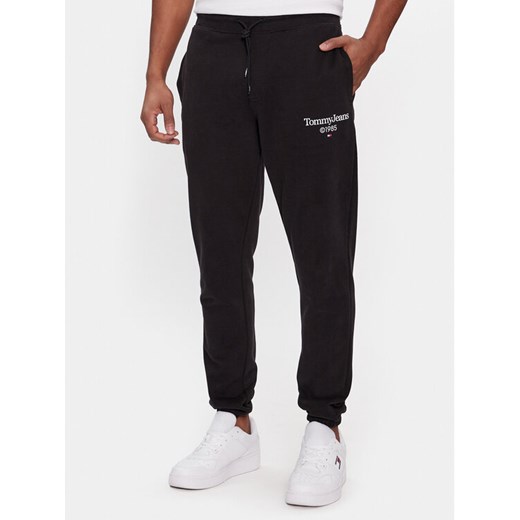 Tommy Jeans Spodnie dresowe Entry DM0DM18935 Czarny Slim Fit ze sklepu MODIVO w kategorii Spodnie męskie - zdjęcie 182615577