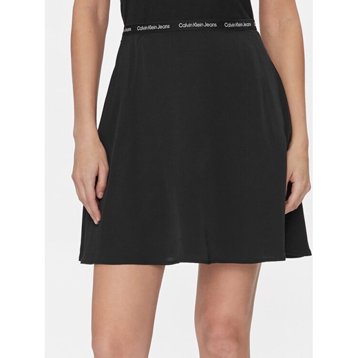 Calvin Klein Jeans Spódnica mini Logo J20J223143 Czarny Regular Fit ze sklepu MODIVO w kategorii Spódnice - zdjęcie 182615708
