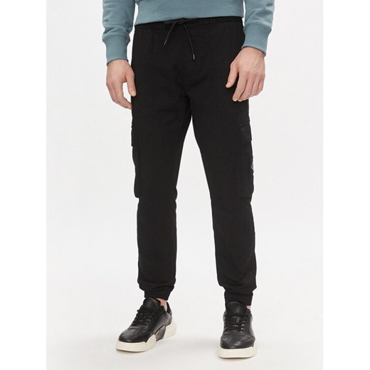 Calvin Klein Jeans Spodnie dresowe J30J324696 Czarny Skinny Fit ze sklepu MODIVO w kategorii Spodnie męskie - zdjęcie 182615745