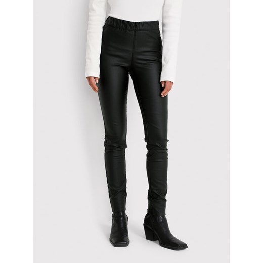 Kaffe Spodnie z imitacji skóry Ada Coated 10501626 Czarny Slim Fit ze sklepu MODIVO w kategorii Spodnie damskie - zdjęcie 182615838