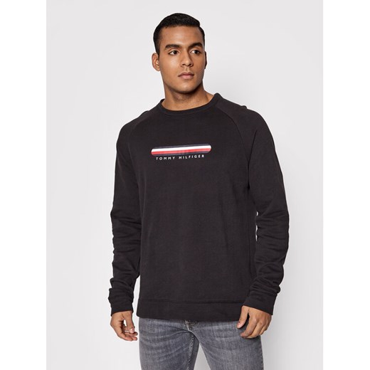 Tommy Hilfiger Bluza Track UM0UM02363 Czarny Regular Fit ze sklepu MODIVO w kategorii Bluzy męskie - zdjęcie 182616337