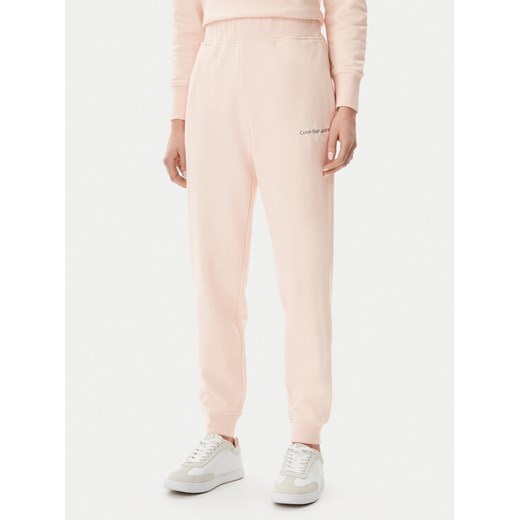 Calvin Klein Jeans Spodnie dresowe Monologo J20J225354 Różowy Slim Fit ze sklepu MODIVO w kategorii Spodnie damskie - zdjęcie 182616496