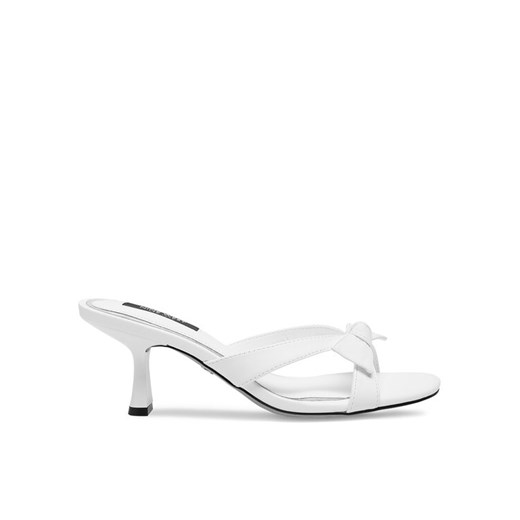 Nine West Klapki WFA2668-1 Biały ze sklepu MODIVO w kategorii Klapki damskie - zdjęcie 182620236
