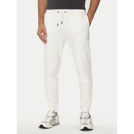 Guess Spodnie dresowe Aldwin Z2YB22 K9V31 Écru Regular Fit ze sklepu MODIVO w kategorii Spodnie męskie - zdjęcie 182621189