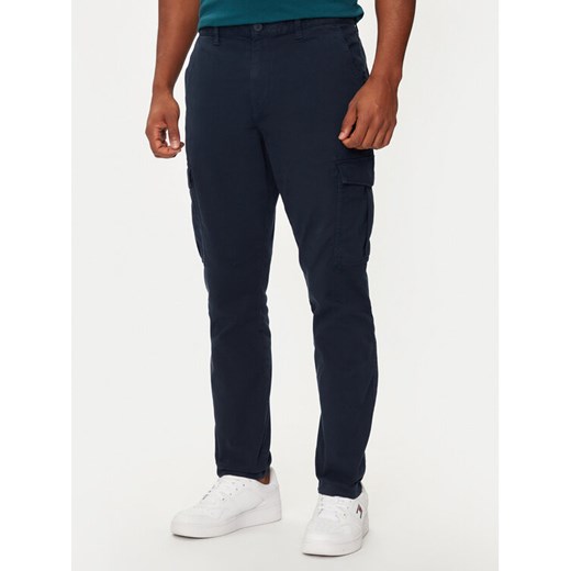 Tommy Jeans Spodnie materiałowe Austin DM0DM20750 Granatowy Slim Fit ze sklepu MODIVO w kategorii Spodnie męskie - zdjęcie 182621326