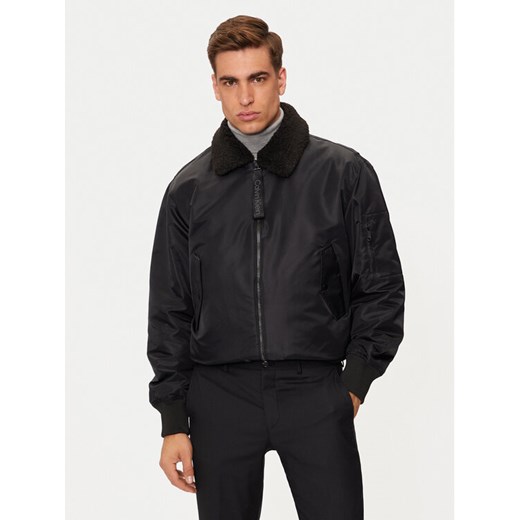 Calvin Klein Jeans Kurtka bomber J30J326108 Czarny Regular Fit ze sklepu MODIVO w kategorii Kurtki męskie - zdjęcie 182621665