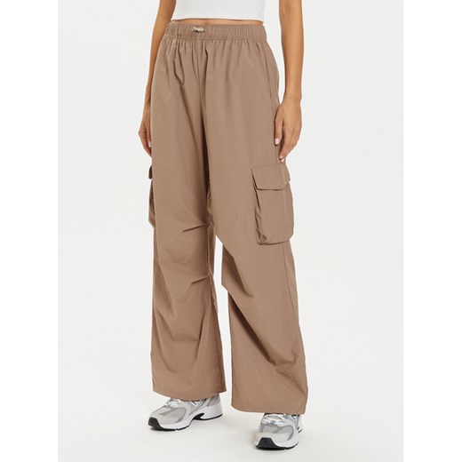New Balance Spodnie dresowe WP43534 Beżowy Relaxed Fit ze sklepu MODIVO w kategorii Spodnie damskie - zdjęcie 182622319