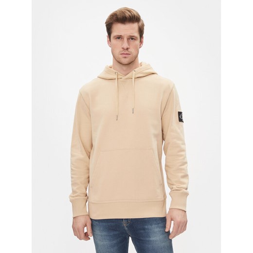 Calvin Klein Jeans Bluza Badge Hoodie J30J323430 Beżowy Regular Fit ze sklepu MODIVO w kategorii Bluzy męskie - zdjęcie 182622329