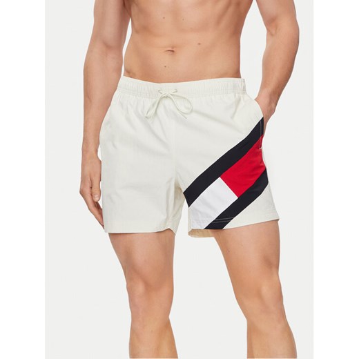 Tommy Hilfiger Szorty kąpielowe UM0UM02048 Biały Slim Fit ze sklepu MODIVO w kategorii Kąpielówki - zdjęcie 182622427