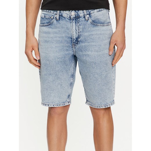 Calvin Klein Jeans Szorty jeansowe J30J324873 Niebieski Regular Fit ze sklepu MODIVO w kategorii Spodenki męskie - zdjęcie 182623067