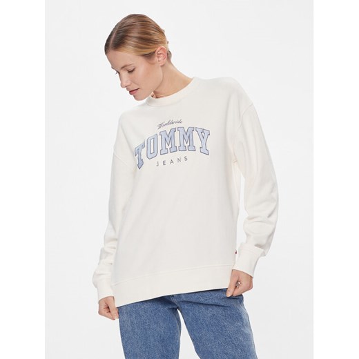 Tommy Jeans Bluza Tjw Rlx Varsity Luxe Crew DW0DW17339 Biały Regular Fit ze sklepu MODIVO w kategorii Bluzy damskie - zdjęcie 182623329