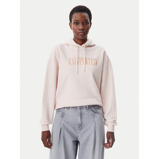 Calvin Klein Jeans Bluza Varsity J20J225579 Różowy Regular Fit ze sklepu MODIVO w kategorii Bluzy damskie - zdjęcie 182623635