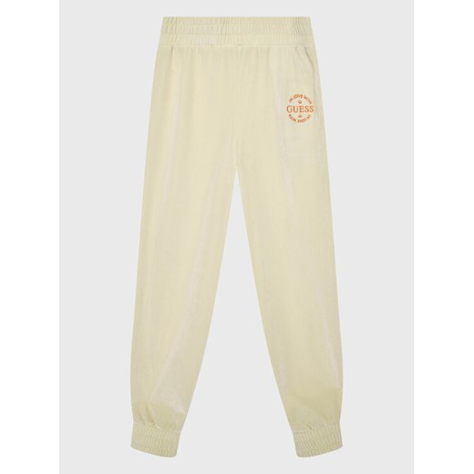 Guess Spodnie dresowe J2BQ12 KBEB0 Beżowy Regular Fit ze sklepu MODIVO w kategorii Spodnie chłopięce - zdjęcie 182623756
