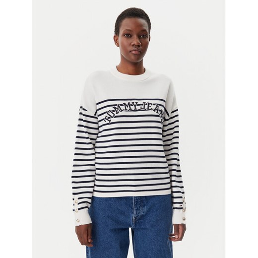 Tommy Jeans Sweter Varsity DW0DW20251 Écru Regular Fit ze sklepu MODIVO w kategorii Swetry damskie - zdjęcie 182623856