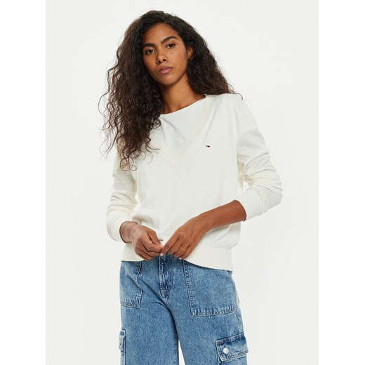 Tommy Jeans Sweter Tjw Essential DW0DW18670 Écru Regular Fit ze sklepu MODIVO w kategorii Swetry damskie - zdjęcie 182623897