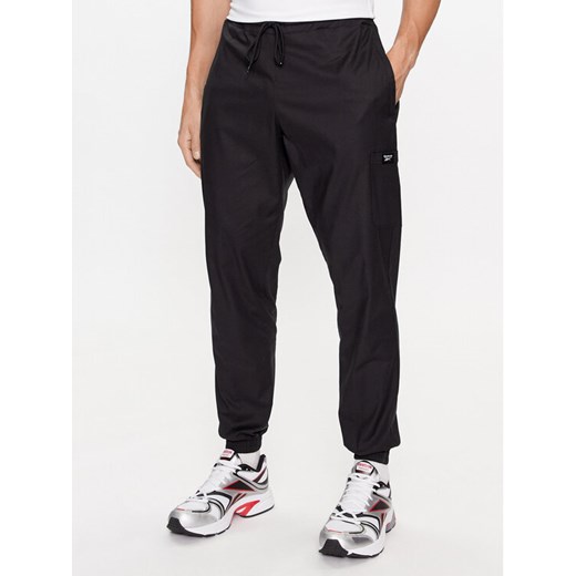 Reebok Spodnie dresowe Essentials II0695 Czarny Regular Fit ze sklepu MODIVO w kategorii Spodnie męskie - zdjęcie 182623935
