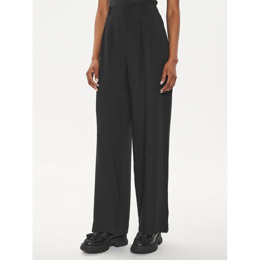 Calvin Klein Jeans Spodnie materiałowe J20J223917 Czarny Relaxed Fit ze sklepu MODIVO w kategorii Spodnie damskie - zdjęcie 182624015