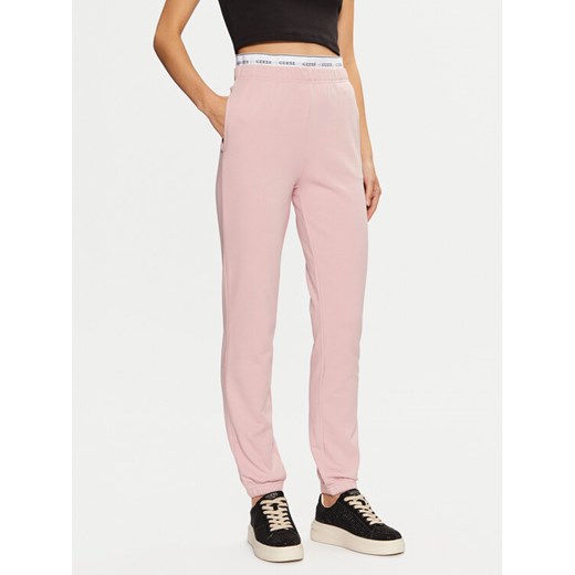 Guess Spodnie dresowe O5RB01 KCO31 Różowy Regular Fit ze sklepu MODIVO w kategorii Spodnie damskie - zdjęcie 182624355