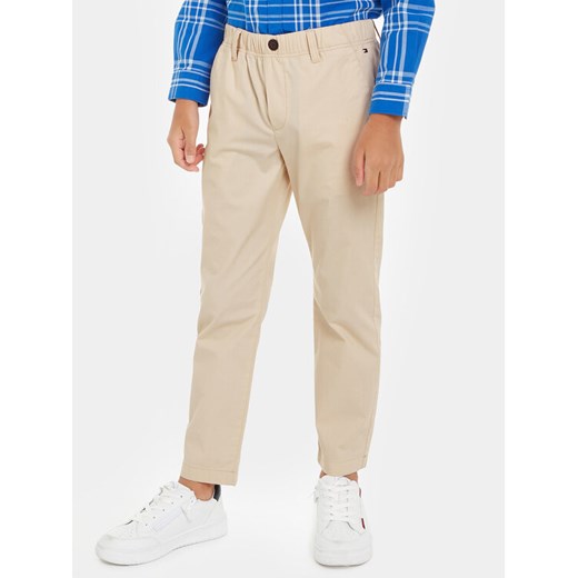 Tommy Hilfiger Spodnie materiałowe KB0KB08895 Beżowy Regular Fit ze sklepu MODIVO w kategorii Spodnie chłopięce - zdjęcie 182624468