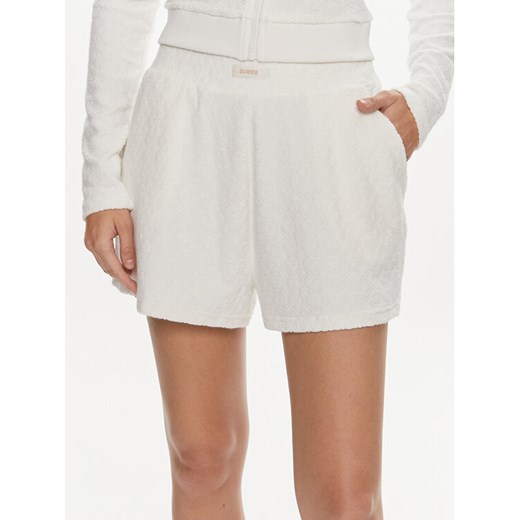 Guess Szorty sportowe V4GD15 KC5W2 Écru Loose Fit ze sklepu MODIVO w kategorii Szorty - zdjęcie 182624548