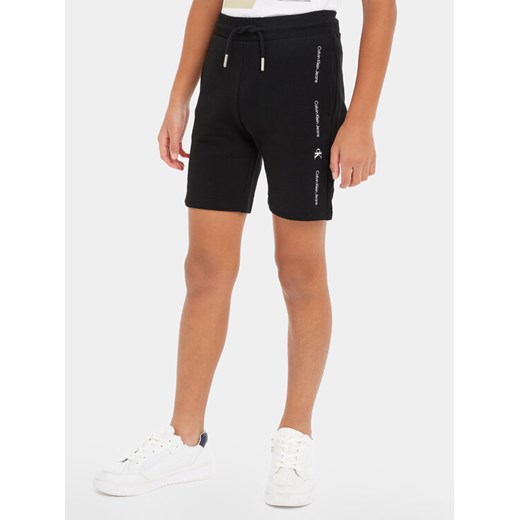 Calvin Klein Jeans Szorty sportowe Minimalistic IB0IB02061 Czarny Regular Fit ze sklepu MODIVO w kategorii Spodenki chłopięce - zdjęcie 182624657