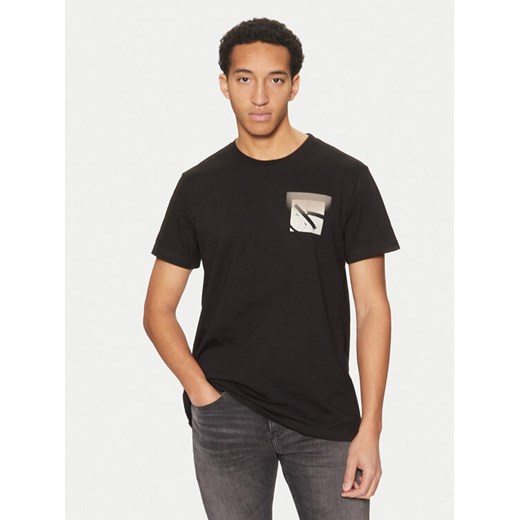 Calvin Klein Jeans T-Shirt Soft Box Monogram J30J327092 Czarny Regular Fit ze sklepu MODIVO w kategorii T-shirty męskie - zdjęcie 182624945