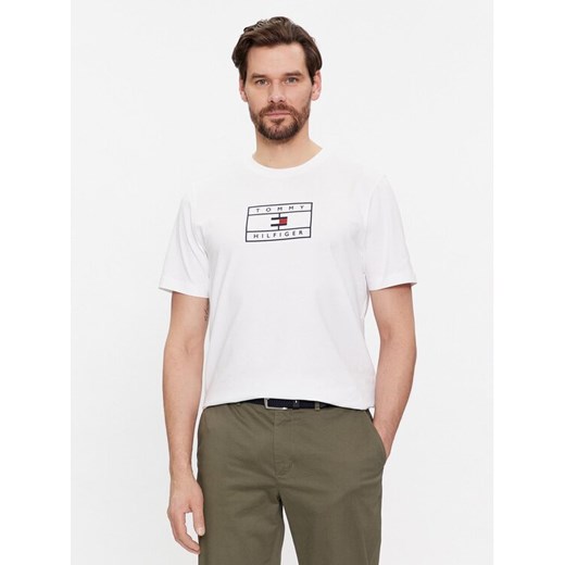Tommy Hilfiger T-Shirt Big Graphic MW0MW34204 Biały Regular Fit ze sklepu MODIVO w kategorii T-shirty męskie - zdjęcie 182625359