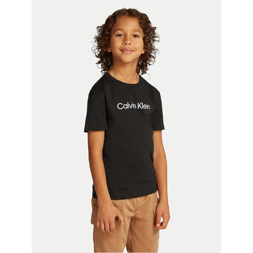 Calvin Klein Jeans T-Shirt IU0IU00682 Czarny Regular Fit ze sklepu MODIVO w kategorii T-shirty chłopięce - zdjęcie 182626465