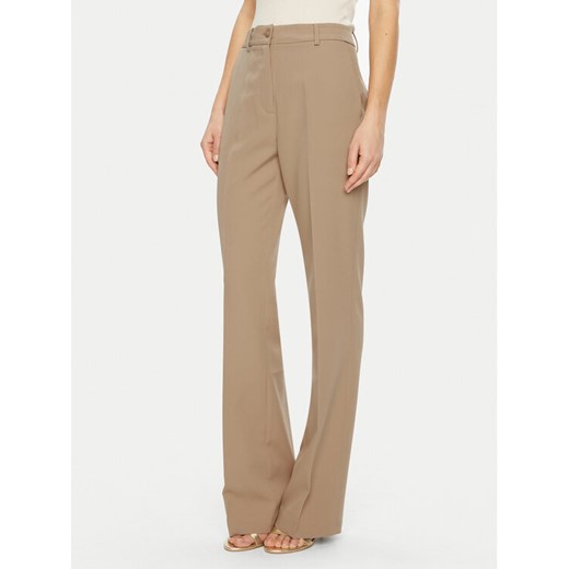 Guess Spodnie materiałowe W4YB30 WFWX2 Brązowy Regular Fit ze sklepu MODIVO w kategorii Spodnie damskie - zdjęcie 182626667