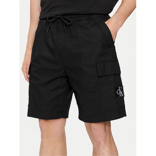 Calvin Klein Jeans Szorty materiałowe J30J325138 Czarny Regular Fit ze sklepu MODIVO w kategorii Spodenki męskie - zdjęcie 182627587