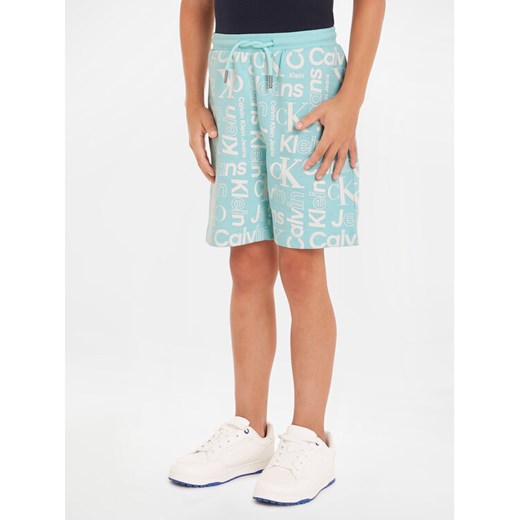 Calvin Klein Jeans Szorty sportowe Inst Ck Aop IB0IB02105 Niebieski Regular Fit ze sklepu MODIVO w kategorii Spodenki chłopięce - zdjęcie 182628548