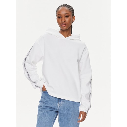 Calvin Klein Jeans Bluza Logo Elastic Hoodie J20J223078 Biały Regular Fit ze sklepu MODIVO w kategorii Bluzy damskie - zdjęcie 182628918