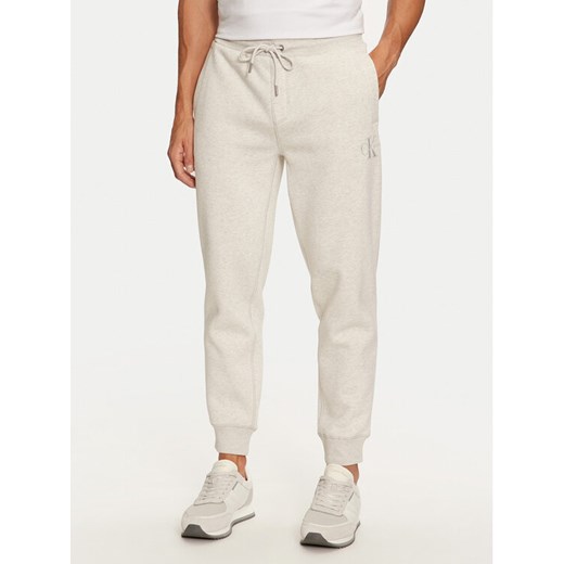 Calvin Klein Jeans Spodnie dresowe Monologo J30J325658 Szary Regular Fit ze sklepu MODIVO w kategorii Spodnie męskie - zdjęcie 182630206