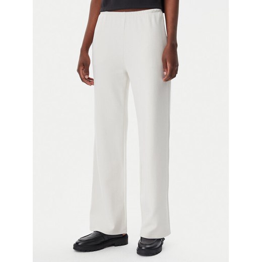 Calvin Klein Jeans Spodnie dresowe J20J225537 Écru Straight Fit ze sklepu MODIVO w kategorii Spodnie damskie - zdjęcie 182630327