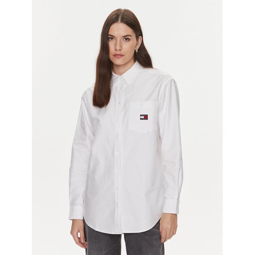 Tommy Jeans Koszula Badge Boyfriend DW0DW17351 Biały Relaxed Fit ze sklepu MODIVO w kategorii Koszule damskie - zdjęcie 182630718