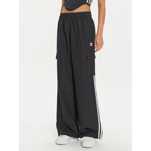 adidas Spodnie dresowe adicolor 3-Stripes JF1292 Czarny Loose Fit ze sklepu MODIVO w kategorii Spodnie damskie - zdjęcie 182630927