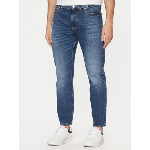 Tommy Jeans Jeansy DM0DM20576 Granatowy Tapered Fit ze sklepu MODIVO w kategorii Jeansy męskie - zdjęcie 182631388