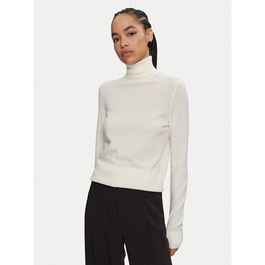 Calvin Klein Golf K20K207449 Écru Regular Fit ze sklepu MODIVO w kategorii Swetry damskie - zdjęcie 182631599