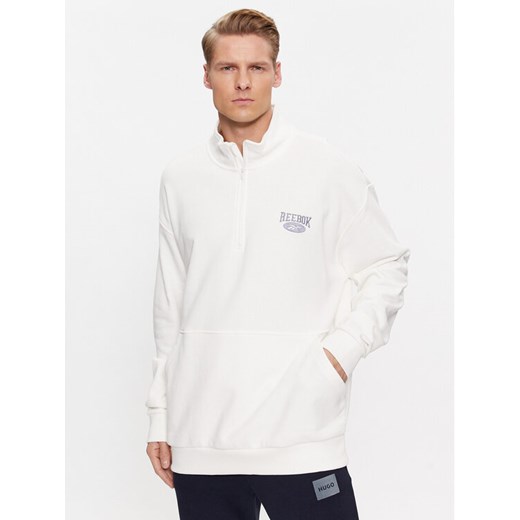 Reebok Bluza Archive Essentials IK6128 Biały Regular Fit ze sklepu MODIVO w kategorii Bluzy męskie - zdjęcie 182631869