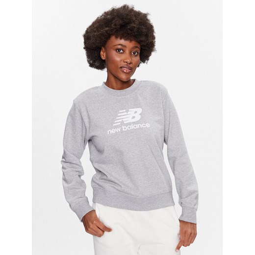 New Balance Bluza Essentials Stacked Logo WT31532 Szary Relaxed Fit ze sklepu MODIVO w kategorii Bluzy damskie - zdjęcie 182632318
