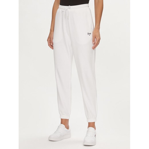 Tommy Jeans Spodnie dresowe Script DW0DW17771 Biały Relaxed Fit ze sklepu MODIVO w kategorii Spodnie damskie - zdjęcie 182632986