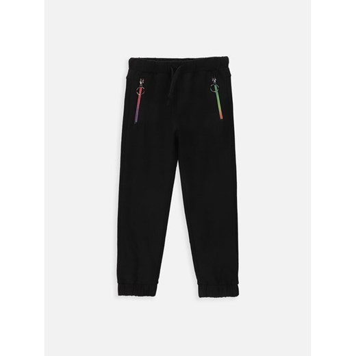 Coccodrillo Spodnie dresowe WC4120101JPK Czarny Regular Fit ze sklepu MODIVO w kategorii Spodnie chłopięce - zdjęcie 182633277