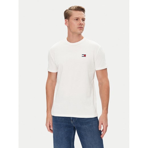 Tommy Jeans T-Shirt Badge DM0DM20322 Biały Regular Fit ze sklepu MODIVO w kategorii T-shirty męskie - zdjęcie 182633379