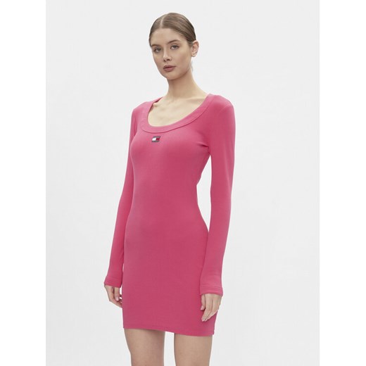 Tommy Jeans Sukienka dzianinowa Tjw Badge Rib Bodycon Ls DW0DW17424 Różowy Slim Fit ze sklepu MODIVO w kategorii Sukienki - zdjęcie 182633659