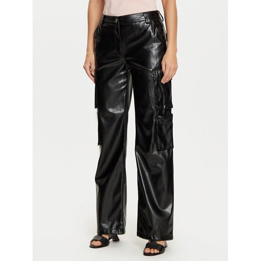 Guess Spodnie z imitacji skóry Kori W4YB11 WF8Q0 Czarny Relaxed Fit ze sklepu MODIVO w kategorii Spodnie damskie - zdjęcie 182634227